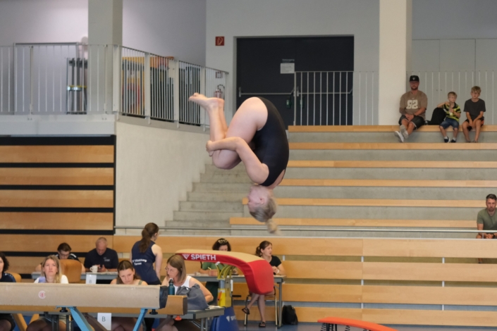 Maximiliane Schandl am Schwebebalken